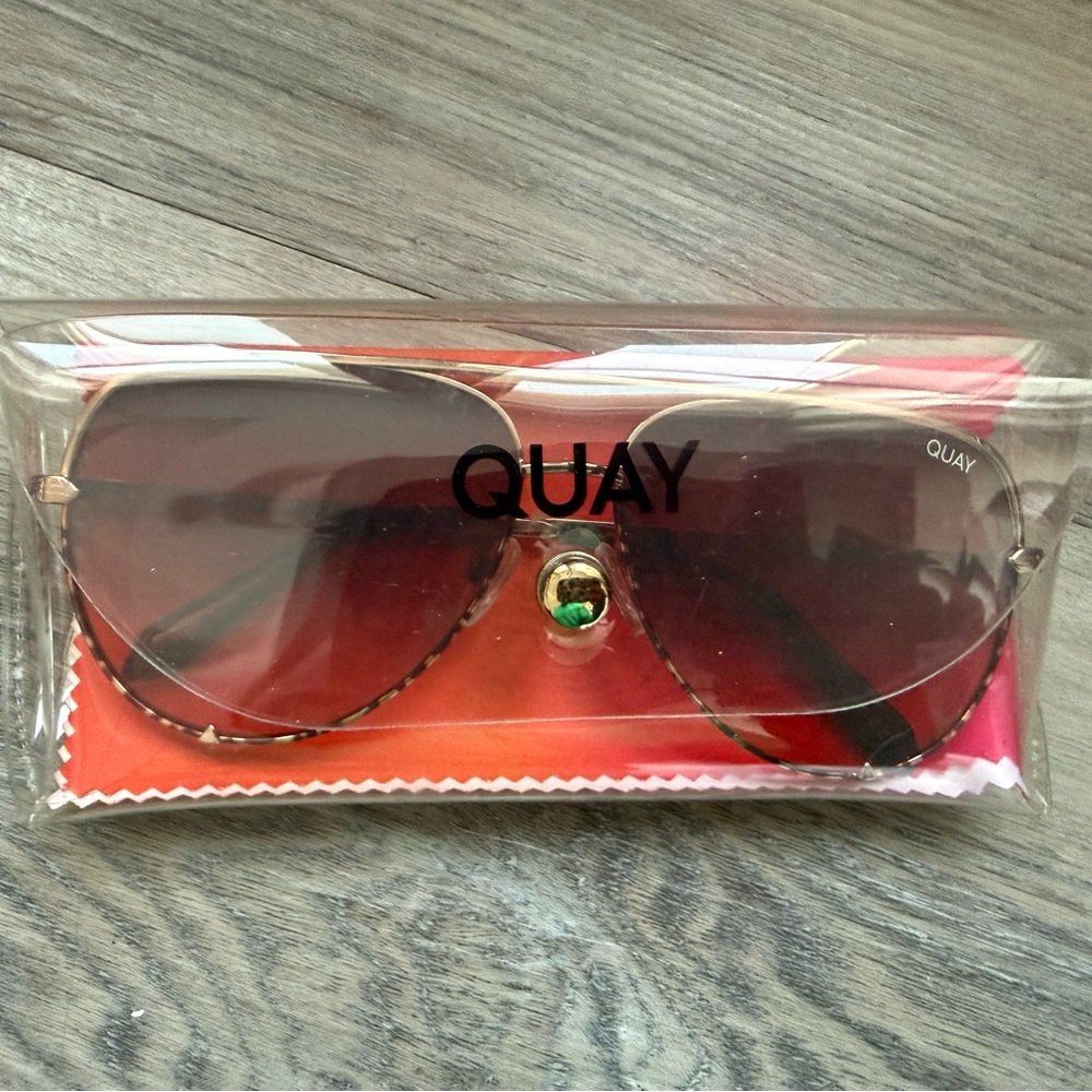 Quay Australia “High Key” Aviator Sunglasses - Picture 3 of 4